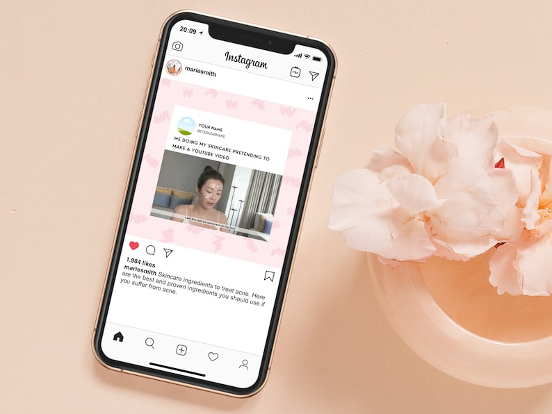 Peut inclure: Une capture d'&eacute;cran d'un post Instagram avec un fond rose et une fleur blanche. Le post est sur les soins de la peau et pr&eacute;sente une vid&eacute;o d'une femme appliquant des produits de soin de la peau. Le texte sur le post dit "Je fais mes soins de la peau en pr&eacute;tendant faire une vid&eacute;o YouTube." et "Ingr&eacute;dients de soin de la peau pour traiter l'acn&eacute;. Voici les meilleurs ingr&eacute;dients &eacute;prouv&eacute;s que vous devriez utiliser si vous souffrez d'acn&eacute;."
