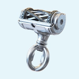 Può includere: Un gancio in metallo argentato con un meccanismo rotante. Il gancio ha un anello rotondo aperto in basso e un corpo cilindrico con un dado esagonale sul lato.