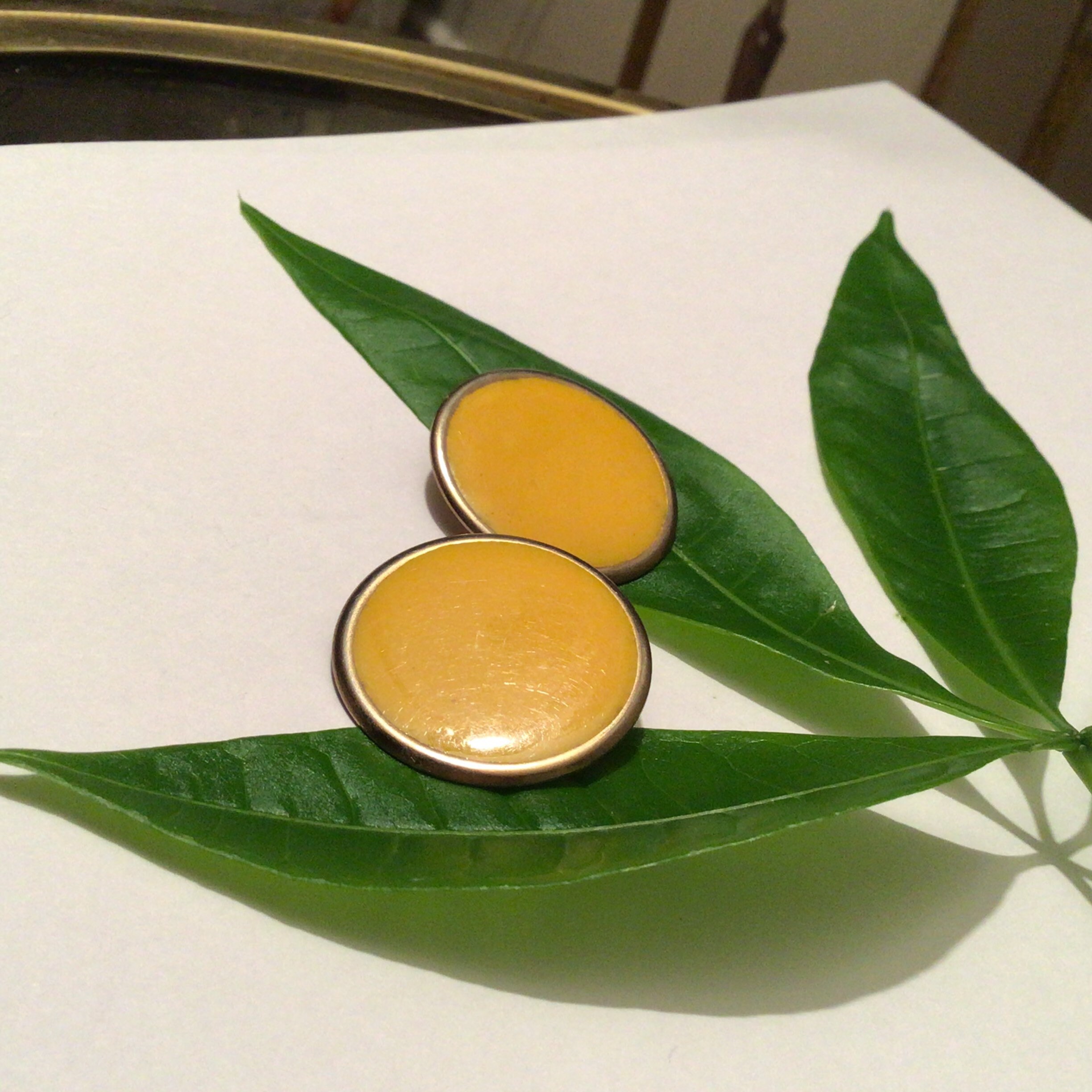 Ein schönes Paar Retro-Kitsch Senf Farbe Clip auf Ohrringe | Etsy