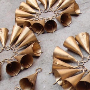 25 Sinos de Vaca de Ferro Feitos à Mão: Sinos Cônicos Boho Dourados de 2"