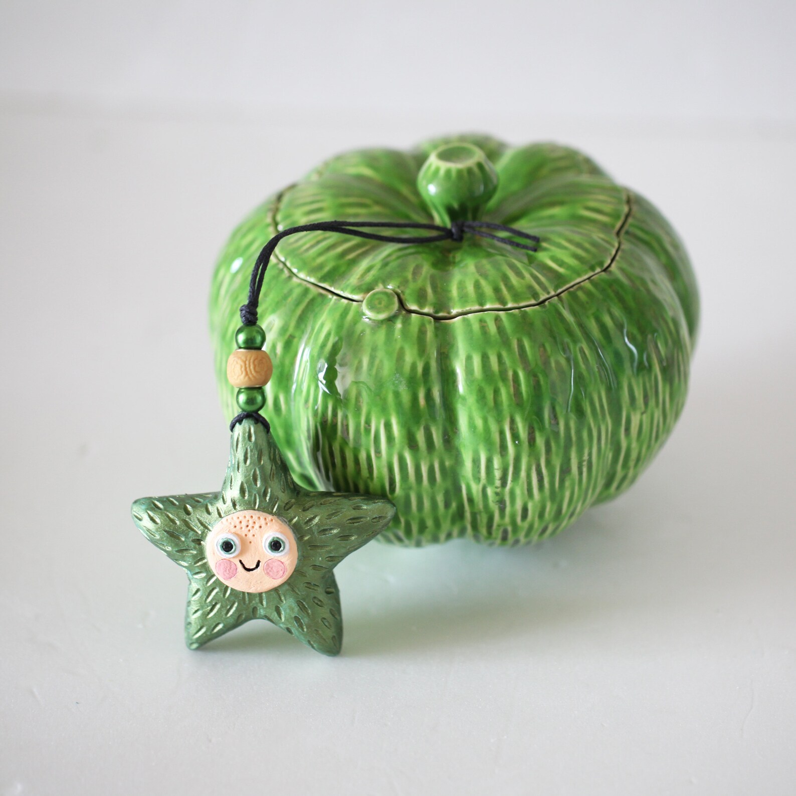 Grüner Keramik Kürbis mit Tastrelief Geschenk: Keramikstern | Etsy