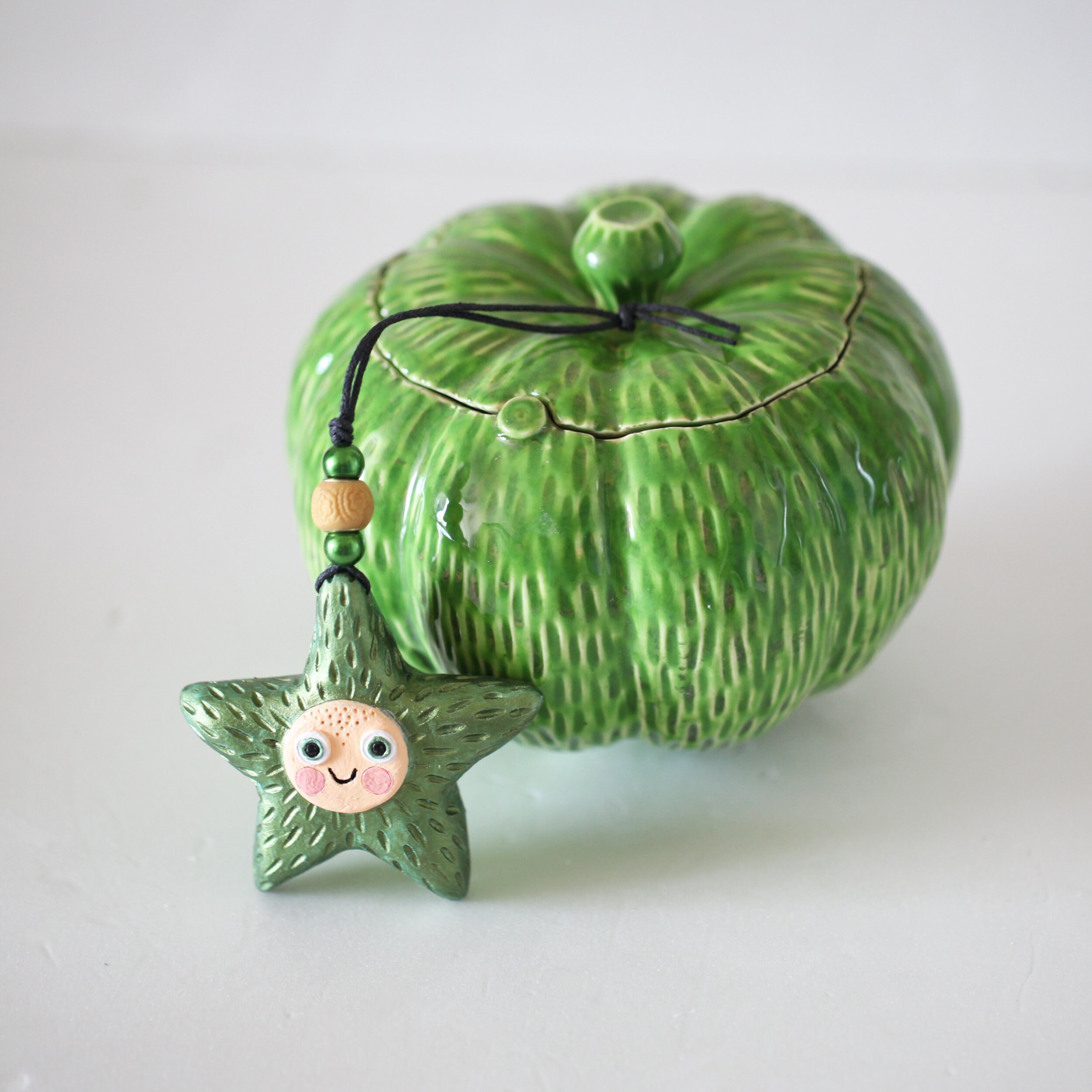 Grüner Keramik Kürbis mit Tastrelief Geschenk: Keramikstern | Etsy