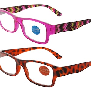 Puede incluir: Dos pares de gafas de lectura con diferentes colores de montura. El par superior tiene una montura rosa con un patrón de zigzag negro, blanco y amarillo en las patillas. El par inferior tiene una montura marrón de carey. Ambos pares tienen lentes transparentes y una pegatina en la lente derecha que dice "+2.50 Aspheric Lens" y "+2.00 Aspheric Lens" respectivamente.