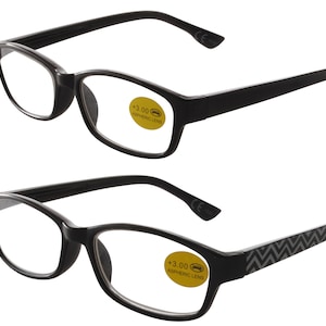 Puede incluir: Dos pares de gafas de lectura negras con lentes asféricas +3.00. El par superior tiene patillas negras lisas, mientras que el par inferior tiene patillas negras con un patrón en zigzag.