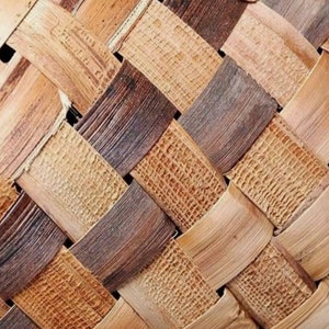 K&ouml;nnte beinhalten: Nahaufnahme eines geflochtenen Korbes aus nat&uuml;rlichen Materialien. Der Korb besteht aus verschiedenen Braunt&ouml;nen und Beige, und die Flechtung ist dicht und kompliziert.
