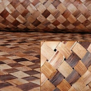 K&ouml;nnte beinhalten: Nahaufnahme einer geflochtenen Matte aus nat&uuml;rlichen Materialien. Die Matte ist braun und hat ein Rautenmuster. Die Flechtung ist dicht und das Material ist glatt.