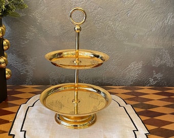 zweistöckige Leckereien in Silber und Gold, Zuckerdosen, Macarons, Keksschalen. Hergestellt aus hochwertigem Messingmaterial.