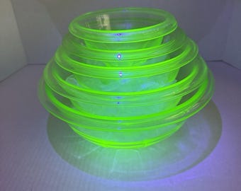 ヘーゼルアトラスグリーンウランガラス製ネストボウル5点セット（UV反応性パネル付き）