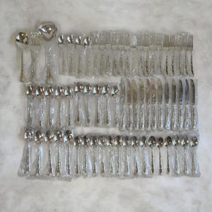 Juego de cubiertos vintage de 64 piezas de Wm Rogers & Son, plateado con diseño floral de rosas.