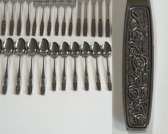 Cubiertos de acero inoxidable con diseño floral de rosas de Interpur, década de 1960, 28 rupias indias, 32 piezas, fabricados en Japón.