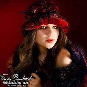 Knitted hat with Mink, flower and feather strips