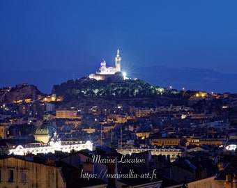 Impression d'Art de la ville de Marseille en France vue de nuit, photographie de Marseille vue des toits, sur papier photo brillant