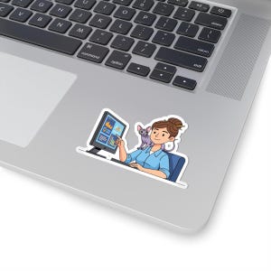Peut inclure: Un autocollant représentant une illustration de dessin animé d'une personne travaillant sur un ordinateur avec un chat sur l'épaule. La personne porte une chemise bleue et pointe l'écran affichant des graphiques. L'autocollant est posé sur un ordinateur portable.