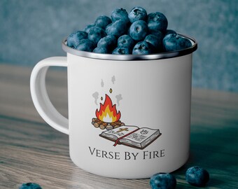 Taza de camping esmaltada con versículos de fuego, Biblia y arte de fogata