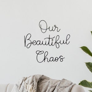Unser schönes Chaos Schild Draht Wörter Draht Wand Kunst Wohnzimmer Haus Dekor lustiges Schild, Flur Eingang Familienschild Schlafzimmer Wand Kunst Dekor