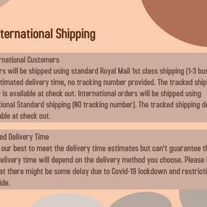 Op de afbeelding: Tekst op een perzikkleurige achtergrond met een bruine cirkel in de rechterbovenhoek. De tekst luidt "UK/International Shipping" en geeft informatie over verzendopties en geschatte levertijden voor bestellingen uit het Verenigd Koninkrijk en het buitenland. De tekst vermeldt ook mogelijke vertragingen als gevolg van COVID-19-lockdowns en -beperkingen wereldwijd.