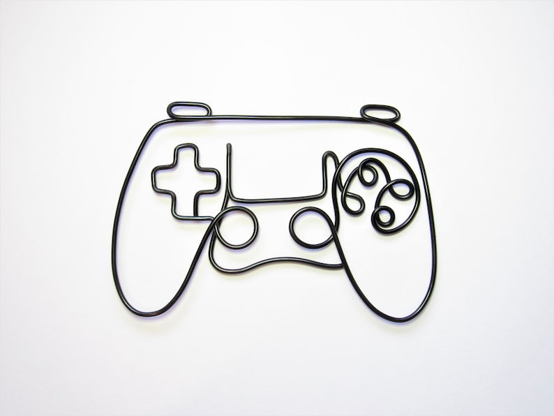 K&ouml;nnte beinhalten: Eine schwarze Drahtskulptur eines Videospiel-Controllers. Der Controller hat einen Plus-Knopf, zwei runde Kn&ouml;pfe und einen kreisf&ouml;rmigen Joystick.