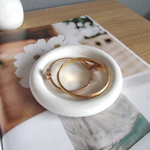 Kleine ronde betonnen schaal decoratieve snuisterij dienblad beton decor minimalistisch interieur, beton cadeau housewarming cadeau voor haar