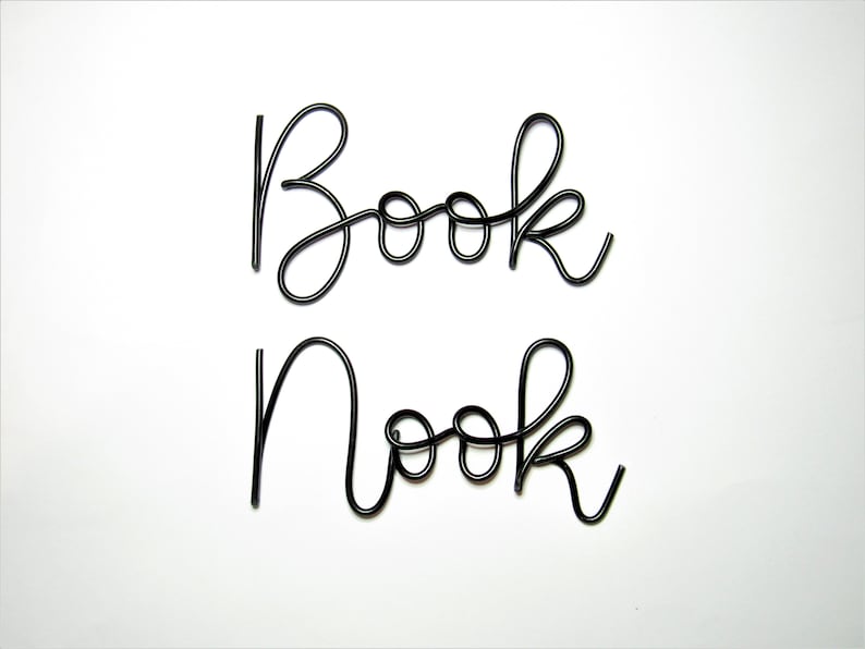Puede incluir: Arte de palabras de alambre de metal negro que dice "Book Nook".