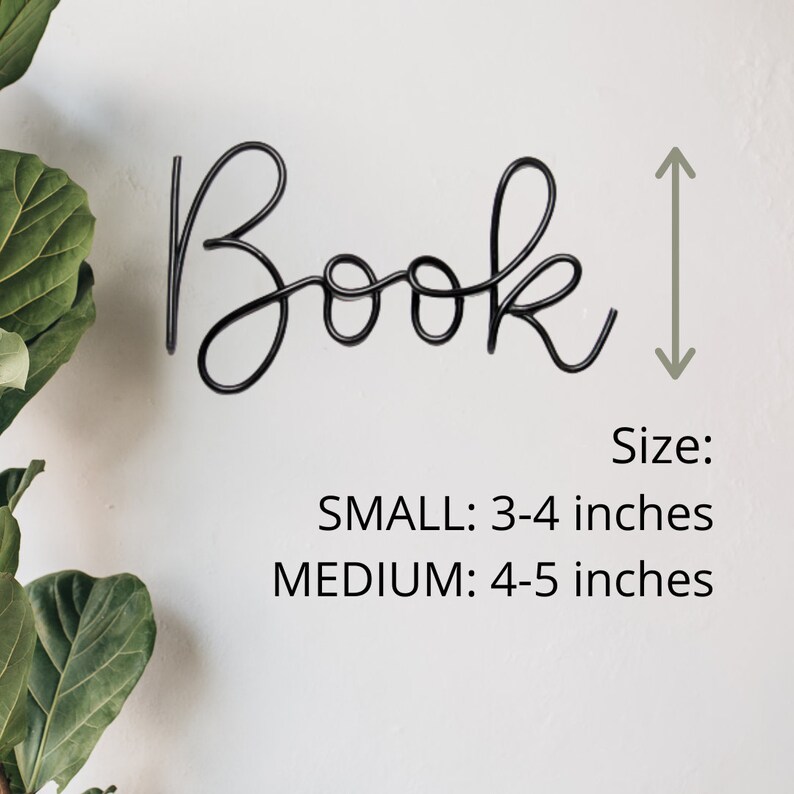 Puede incluir: Arte de palabras de alambre de metal negro que dice "Book" en una fuente cursiva. El arte de palabras se muestra en una pared blanca con una gu&iacute;a de tallas que dice "Small: 3-4 pulgadas" y "Medium: 4-5 pulgadas".