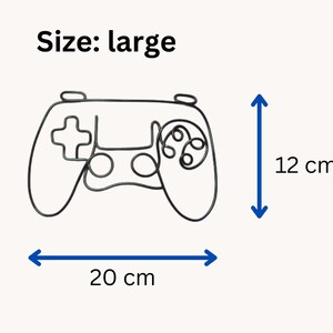 K&ouml;nnte beinhalten: Ein schwarzes Drahtgestell-Design eines Videospiel-Controllers. Der Controller ist 12 cm hoch und 20 cm breit. Gr&ouml;&szlig;e: gro&szlig;.