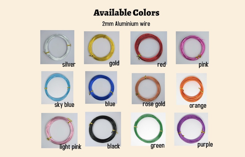 K&ouml;nnte beinhalten: Eine Auswahl an 2 mm Aluminiumdraht in verschiedenen Farben, darunter Silber, Gold, Rot, Rosa, Himmelblau, Blau, Ros&eacute;gold, Orange, Hellrosa, Schwarz, Gr&uuml;n und Lila.