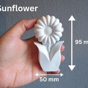 K&ouml;nnte beinhalten: Wei&szlig;e Keramik-Sonnenblumen-Skulptur mit einem Durchmesser von 9,5 cm und einer H&ouml;he von 9,5 cm.