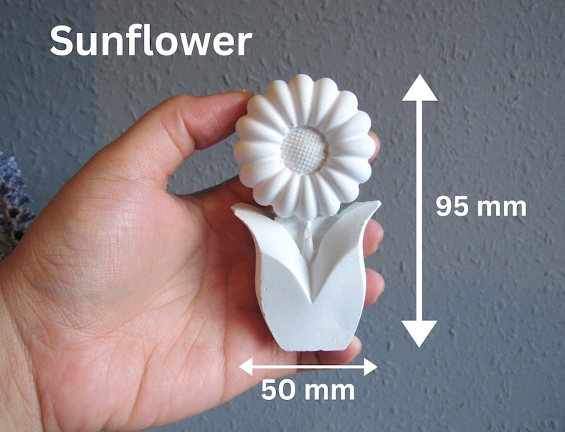 K&ouml;nnte beinhalten: Wei&szlig;e Keramik-Sonnenblumen-Skulptur mit einem Durchmesser von 9,5 cm und einer H&ouml;he von 9,5 cm.