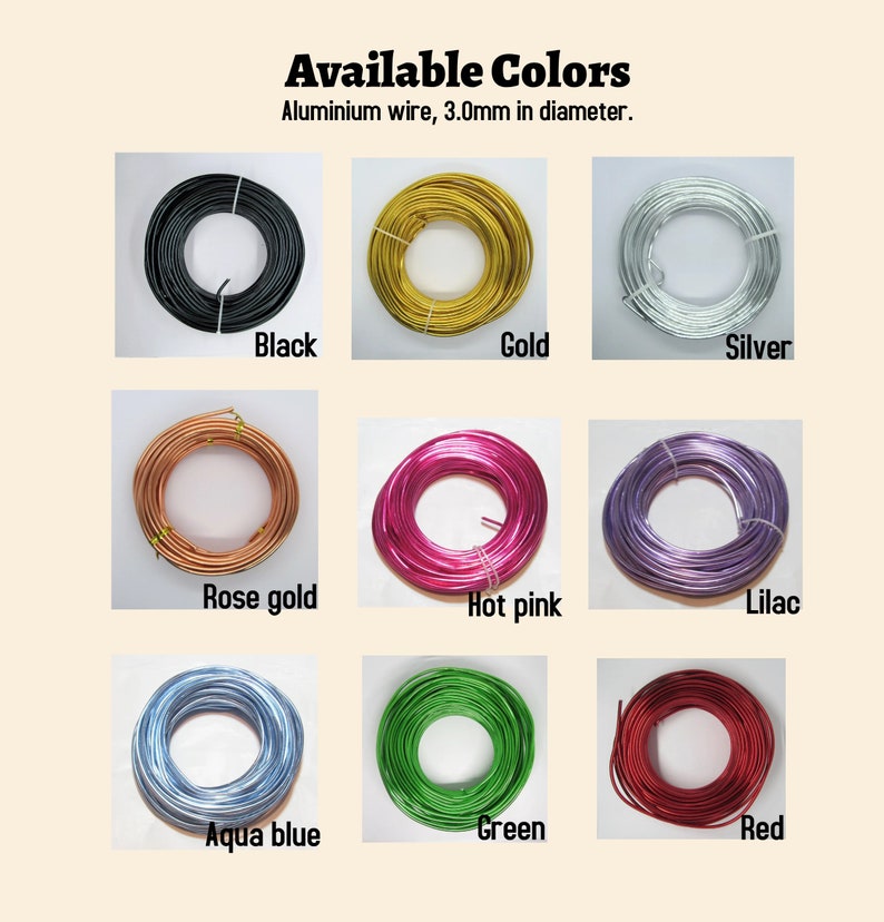 Op de afbeelding: Een selectie van 10 kleuren aluminiumdraad, elke kleur wordt getoond als een spoel draad. De kleuren zijn zwart, goud, zilver, ros&eacute; goud, roze, lila, aquablauw, groen en rood. De draad heeft een diameter van 3,0 mm.