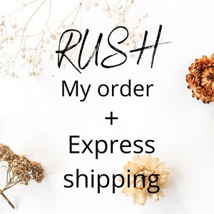 Op de afbeelding: Witte achtergrond met het woord "RUSH" in een handgeschreven lettertype, gevolgd door "My order + Express shipping" in een schreefloos lettertype. Gedroogde bloemen en een enkele bloem zijn rond de tekst gerangschikt.