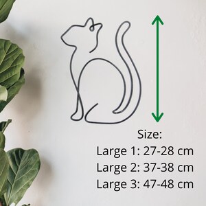 Op de afbeelding: Draadkatensculptuur in zwart, verkrijgbaar in drie maten: 27-28 cm, 37-38 cm en 47-48 cm.
