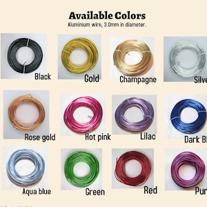 K&ouml;nnte beinhalten: Eine Auswahl von 12 Spulen Aluminiumdraht in verschiedenen Farben, darunter Schwarz, Gold, Champagner, Silber, Ros&eacute;gold, Pink, Lila, Dunkelblau, Aquablau, Gr&uuml;n, Rot und Lila. Jede Spule hat einen Durchmesser von 3,0 mm.