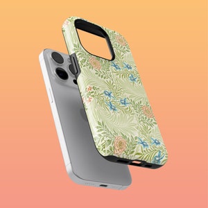 Könnte beinhalten: Eine weiße iPhone-Hülle mit einem Blumenmuster mit blauen Vögeln und grünen Blättern. Die Hülle wird mit einem weißen iPhone gezeigt.