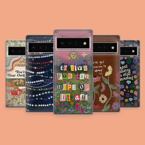 Puede incluir: Conjunto de seis fundas para teléfono con diferentes diseños coloridos. Cada funda presenta una cita o frase diferente, incluyendo "You're Your Own", "To Live For The Hope Of It All", "I've Got Reason To Be Afraid", y "Best Believe I Still Twinkled".