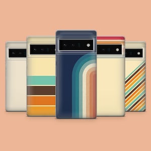 Pode incluir: Cinco capas para telemóvel com diferentes designs geométricos inspirados no estilo retro. As capas são todas transparentes e mostram a lente da câmara do telemóvel. Os designs incluem riscas, um arco-íris e um padrão azul e branco.