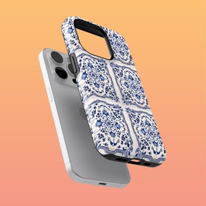 Peut inclure: Une coque de téléphone blanche avec un motif floral bleu et blanc. La coque est conçue pour s'adapter à un iPhone.