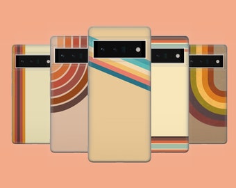 Könnte beinhalten: Fünf verschiedene Handyhüllen mit geometrischen Designs im Retro-Stil in den Farben Braun, Orange, Gelb, Blau und Weiß.