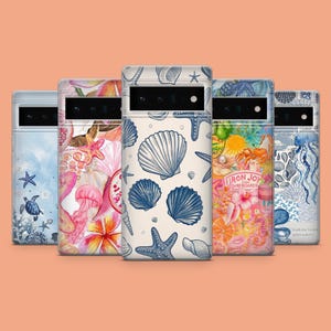 Puede incluir: Cinco fundas para teléfono con diseños temáticos del océano. Las fundas presentan ilustraciones de conchas marinas, estrellas de mar y vida marina en varios colores. Una funda tiene el texto "IRON JOY SURFBOARDS".