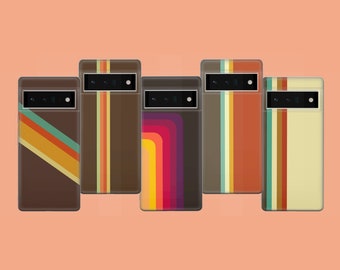 Può includere: Cinque custodie per telefono diverse con design a strisce retrò in marrone, arancione, giallo, blu e verde. Le custodie hanno un ritaglio per la fotocamera nero e un bordo nero.