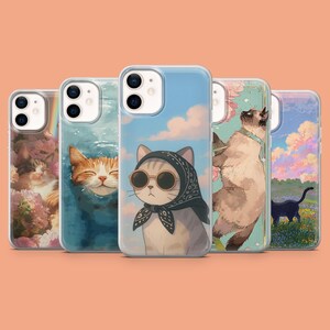 以下が含まれることがあります： 猫のイラストが描かれた5つの携帯電話ケースのコレクション。サングラスとスカーフをつけた猫や、野原にいる猫など、さまざまな猫のデザインが特徴です。ケースには透明な保護カバーが付いています。