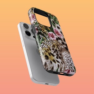 Puede incluir: Una funda de teléfono negra con estampado de leopardo y flores rosas. La funda está diseñada para un iPhone.