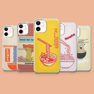 Puede incluir: Cinco fundas para teléfono diferentes con un tema de fideos ramen. Cada funda presenta un diseño diferente con un tazón de fideos ramen, palillos y texto en japonés e inglés. El texto en las fundas incluye "Ramen", "Envíame fideos por favor", "Fideos", "Delicioso" y "Ramen".