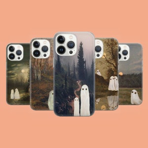 Può includere: Cinque custodie per iPhone diverse con una scena di bosco inquietante e silhouette di fantasmi. Le custodie sono tutte bianche con obiettivi della fotocamera neri e una varietà di scene di bosco.