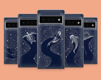 Op de afbeelding: Vijf verschillende telefoonhoesjes met een donkerblauwe achtergrond en een wit sterrenhemelontwerp. Elk hoesje heeft een ander zeedier: een kwal, een schildpad, een walvis, een walvishaai en een mantarog.