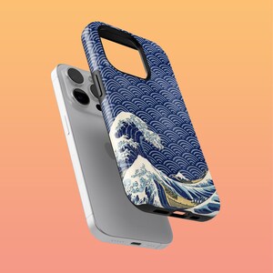 Może przedstawiać: Białe etui na iPhone'a z wzorem fal w kolorze niebieskim i białym. Etui przedstawia japoński motyw dużej fali rozbijającej się o górę.