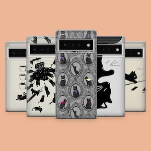 Puede incluir: Cinco fundas de teléfono diferentes con diseños de gatos negros. Las fundas son todas negras y blancas con diferentes patrones y diseños. Las fundas son todas para un teléfono con una protuberancia de cámara.