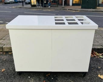 Mobile snack cart, foldable and designed for professional use.