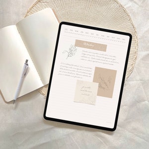 Pode incluir: Um planejador digital com fundo bege e um calend&aacute;rio para o ano. O planejador tem uma se&ccedil;&atilde;o para segunda-feira com uma cita&ccedil;&atilde;o que diz "go quietly,  work the magic, and bloom".