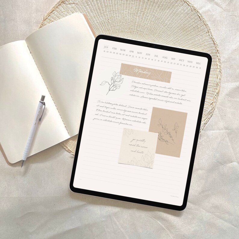 Pode incluir: Um planejador digital com fundo bege e um calend&aacute;rio para o ano. O planejador tem uma se&ccedil;&atilde;o para segunda-feira com uma cita&ccedil;&atilde;o que diz "go quietly,  work the magic, and bloom".