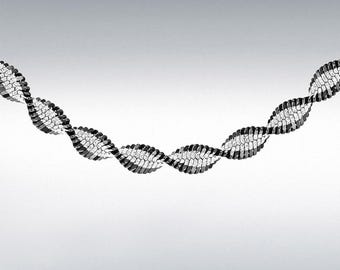 Halsband med silverfärgad kontrasterande vridkedja